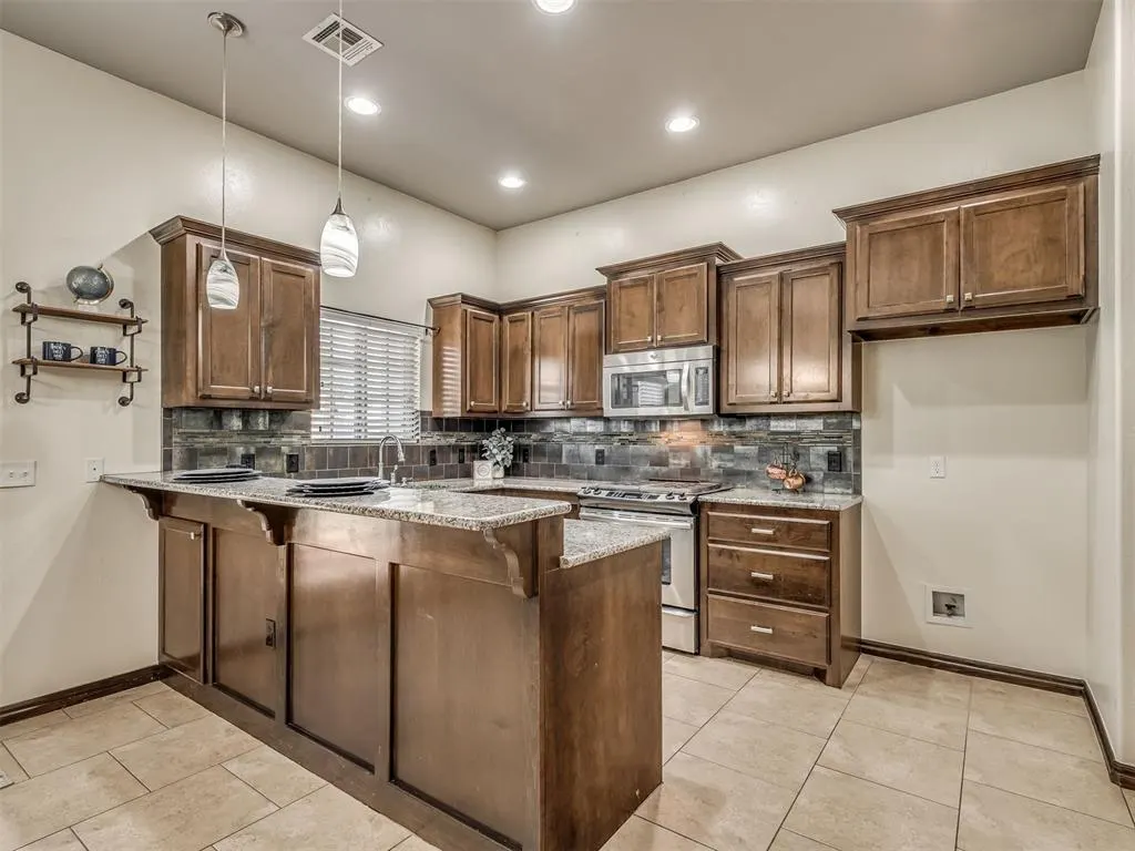 Photo 10 — 4017 Acoma Drive, Moore, OK 73160