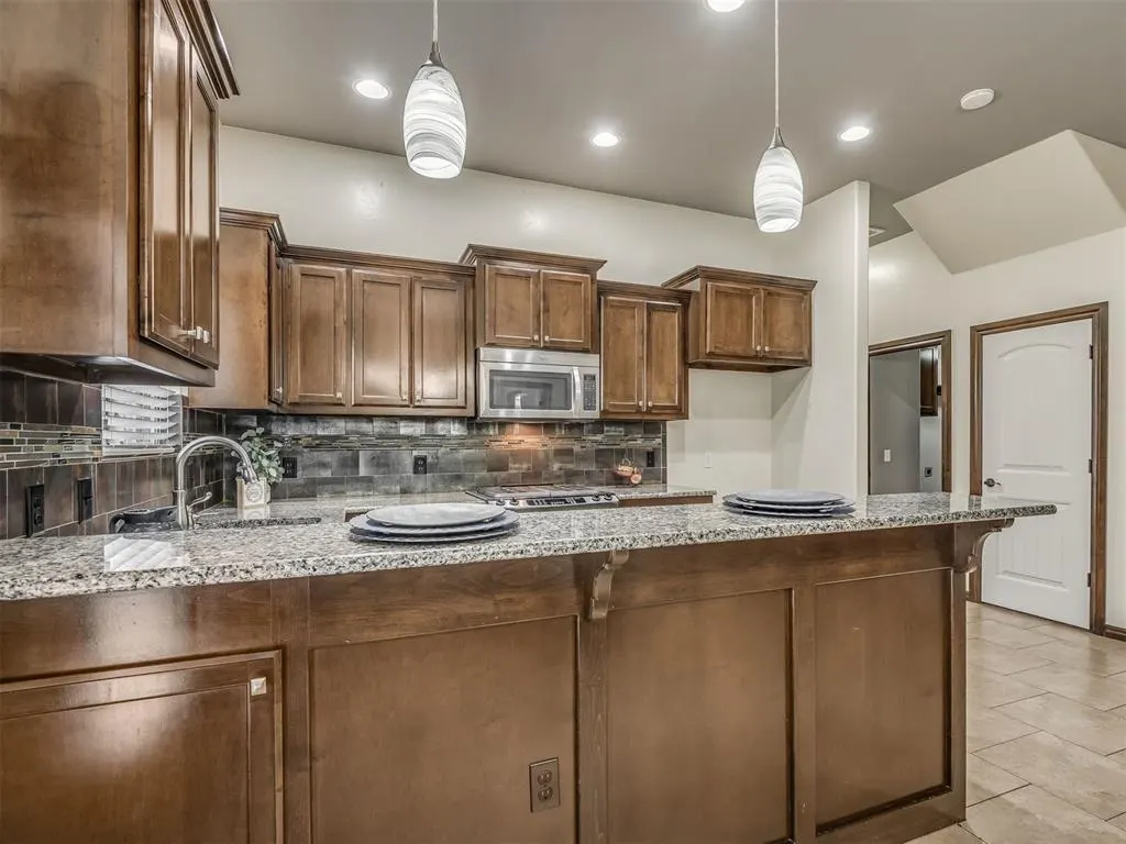 Photo 11 — 4017 Acoma Drive, Moore, OK 73160