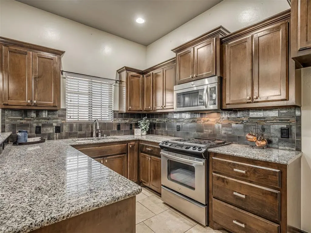 Photo 13 — 4017 Acoma Drive, Moore, OK 73160
