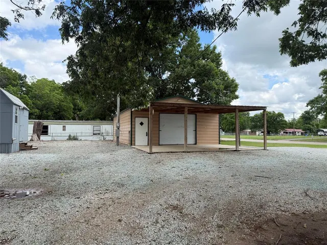 Photo 2 — 306 E Gentry Avenue, Checotah, OK 74426