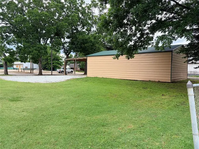 Photo 4 — 306 E Gentry Avenue, Checotah, OK 74426