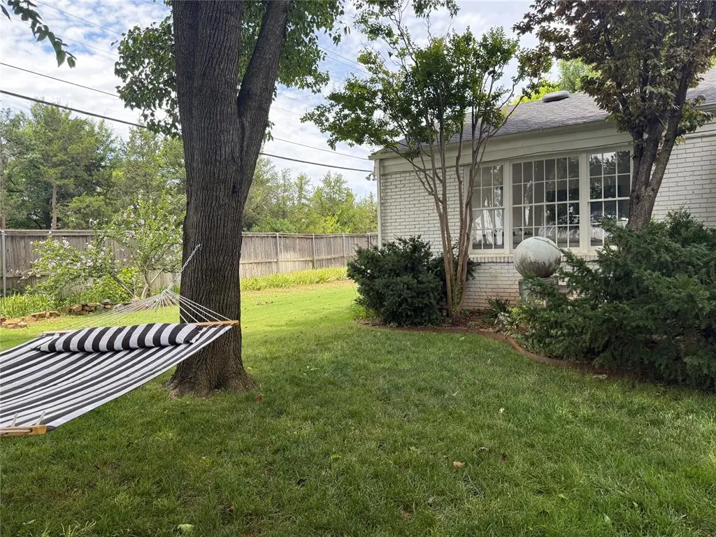 Photo 5 — 1201 Glenbrook Terrace, Nichols Hills, OK 73116