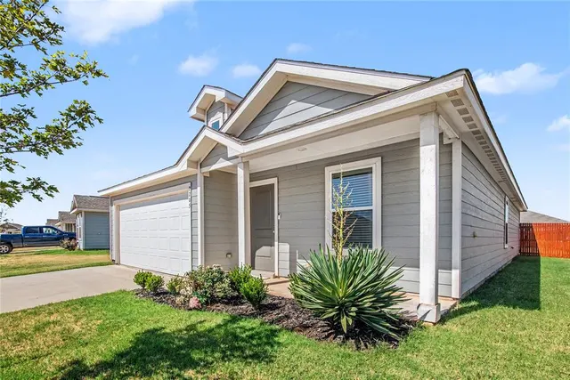 Photo 2 — 2205 Claire Drive, Yukon, OK 73099