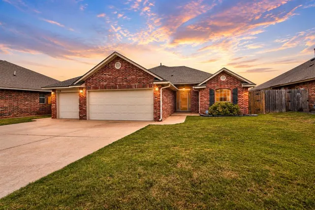 Front exterior — 528 Loyd Lane, Moore, OK 73160