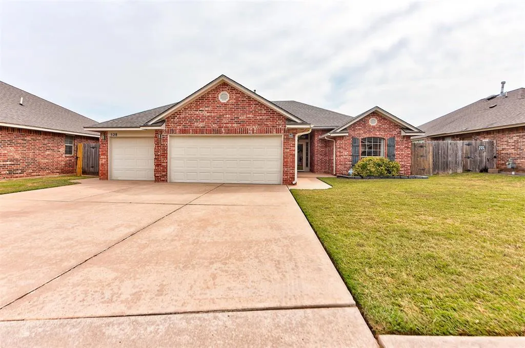 Photo 2 — 528 Loyd Lane, Moore, OK 73160