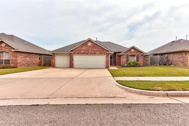 Photo 3 — 528 Loyd Lane, Moore, OK 73160