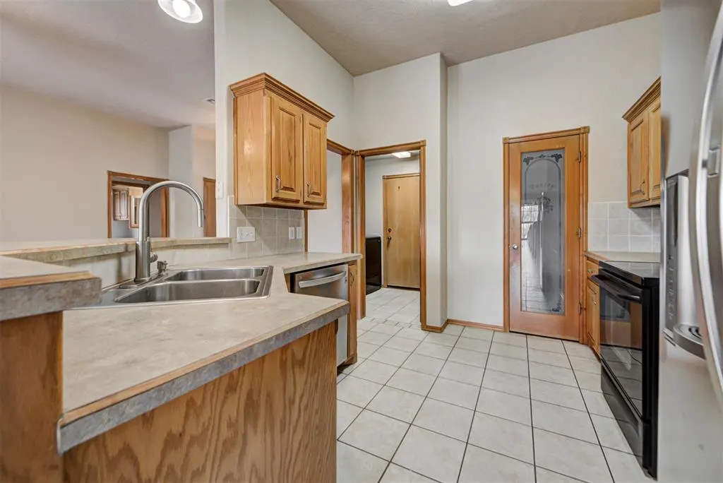 Photo 11 — 528 Loyd Lane, Moore, OK 73160