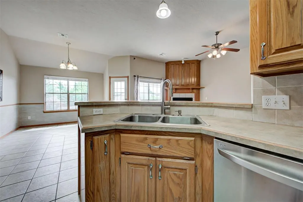 Photo 13 — 528 Loyd Lane, Moore, OK 73160