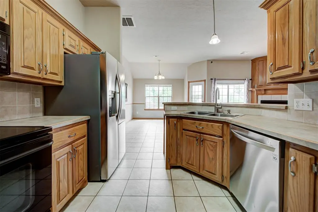 Photo 14 — 528 Loyd Lane, Moore, OK 73160