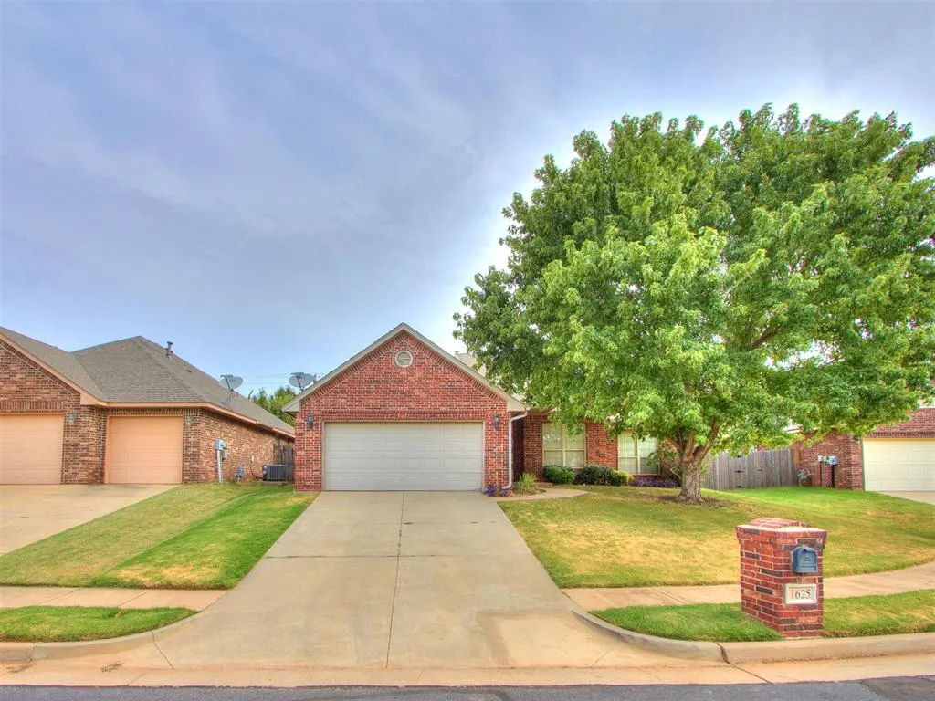 Front exterior — 1625 Savannah Lane, Edmond, OK 73003