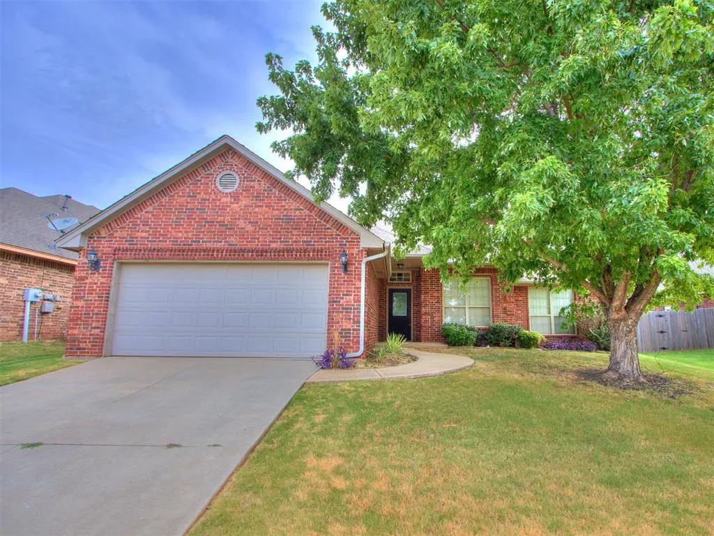 Photo 2 — 1625 Savannah Lane, Edmond, OK 73003