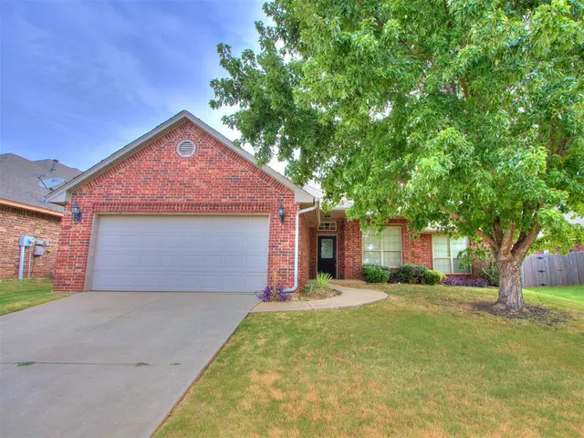 Photo 2 — 1625 Savannah Lane, Edmond, OK 73003