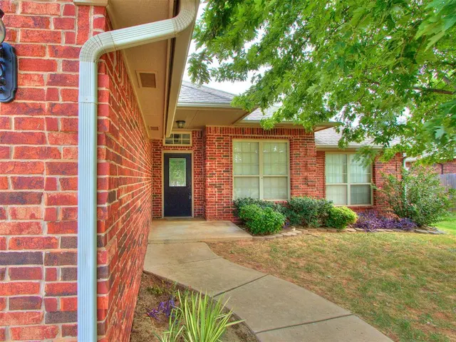 Photo 3 — 1625 Savannah Lane, Edmond, OK 73003