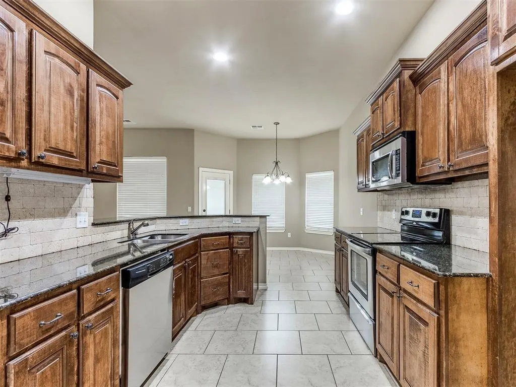 Photo 12 — 1625 Savannah Lane, Edmond, OK 73003