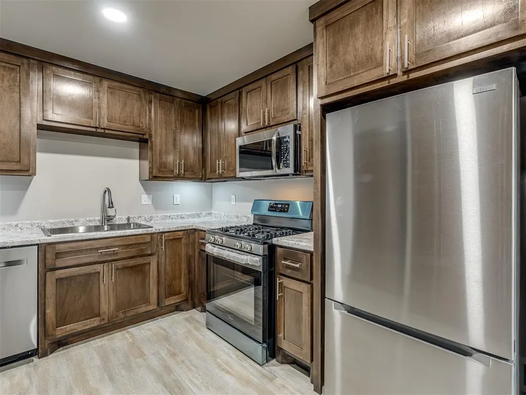 Photo 14 — 101 NE 5th Street, Moore, OK 73160