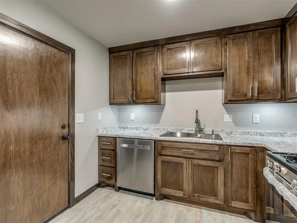 Photo 16 — 101 NE 5th Street, Moore, OK 73160