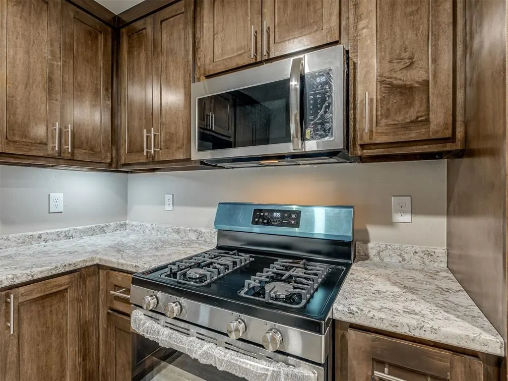 Photo 18 — 101 NE 5th Street, Moore, OK 73160