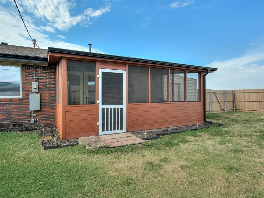 Photo 38 — 101 NE 5th Street, Moore, OK 73160