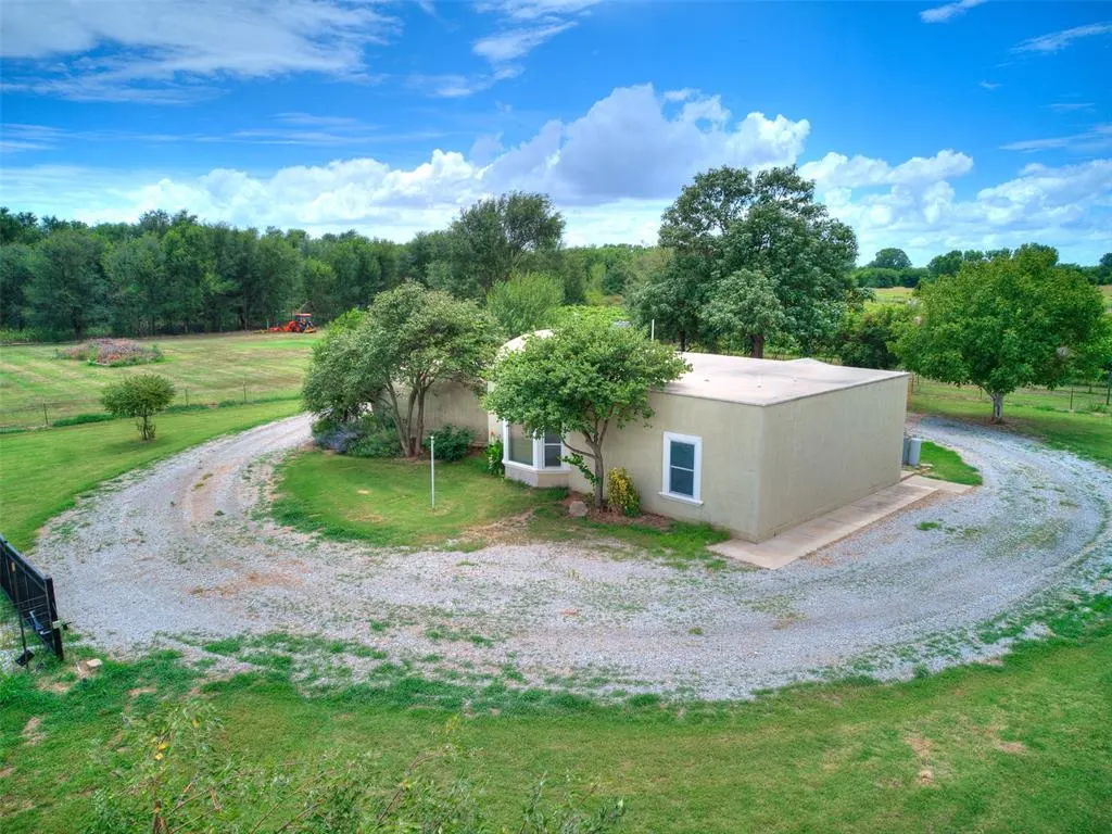 Photo 2 — 6745 N Gregory Road, Yukon, OK 73099