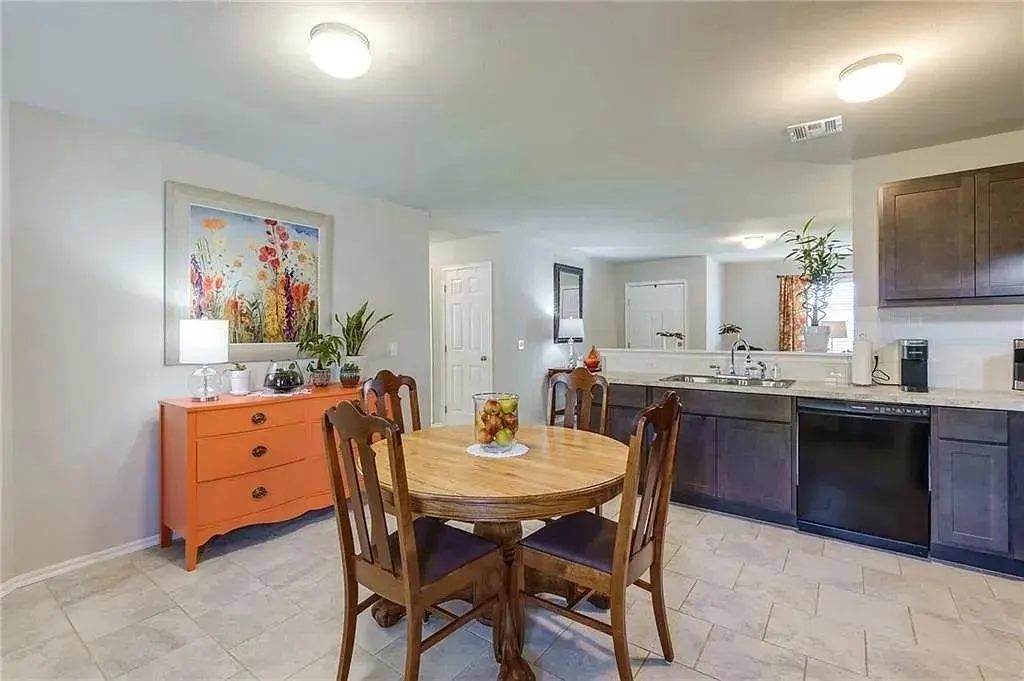 Photo 4 — 10120 Sussex Place, Oklahoma City, OK 73120