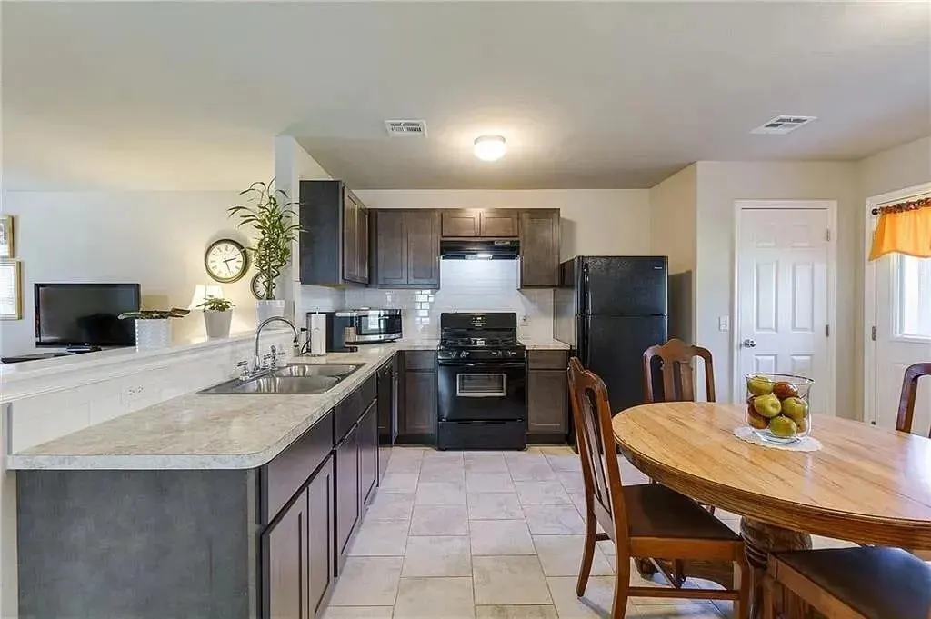 Photo 5 — 10120 Sussex Place, Oklahoma City, OK 73120