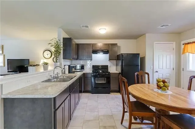 Photo 5 — 10120 Sussex Place, Oklahoma City, OK 73120