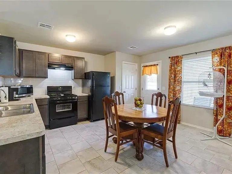 Photo 6 — 10120 Sussex Place, Oklahoma City, OK 73120