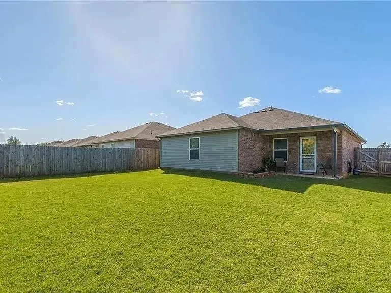Photo 7 — 10120 Sussex Place, Oklahoma City, OK 73120