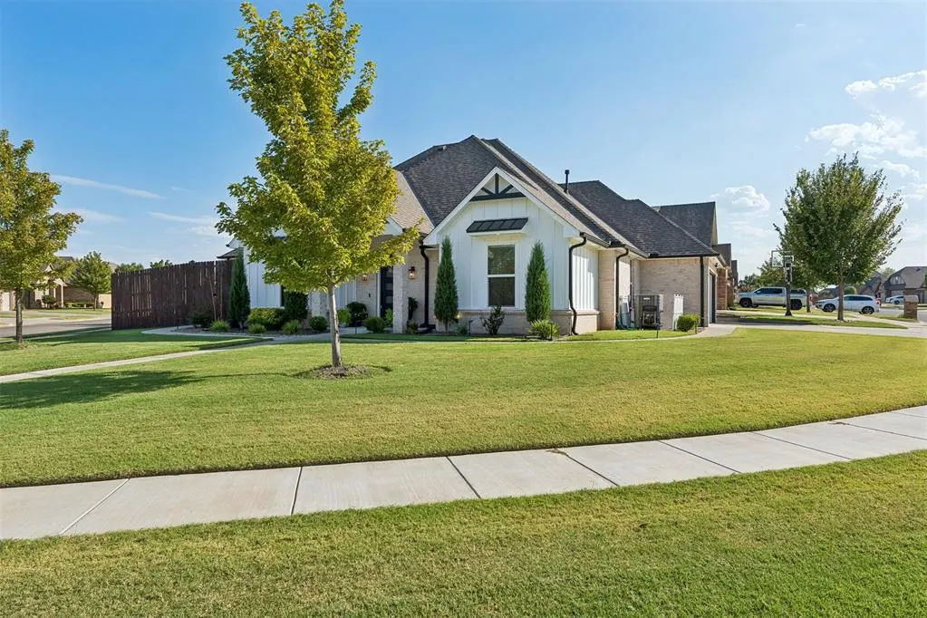 Front exterior — 1800 Lago Drive, Oklahoma City, OK 73160