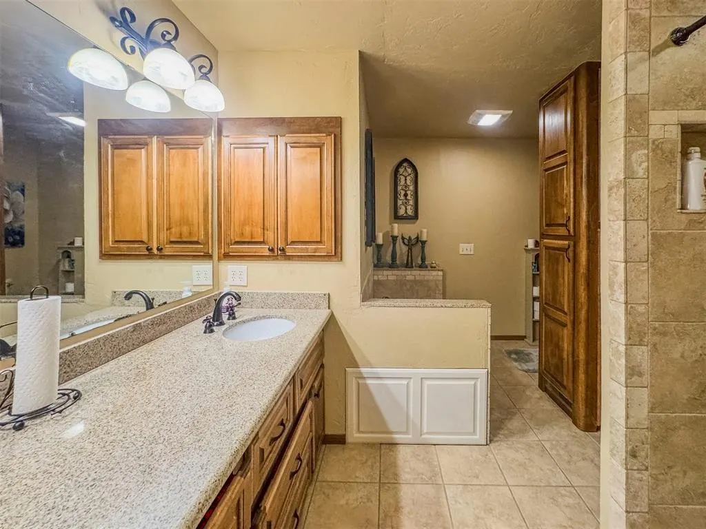 Photo 14 — 10001 Thompson Avenue, Yukon, OK 73099