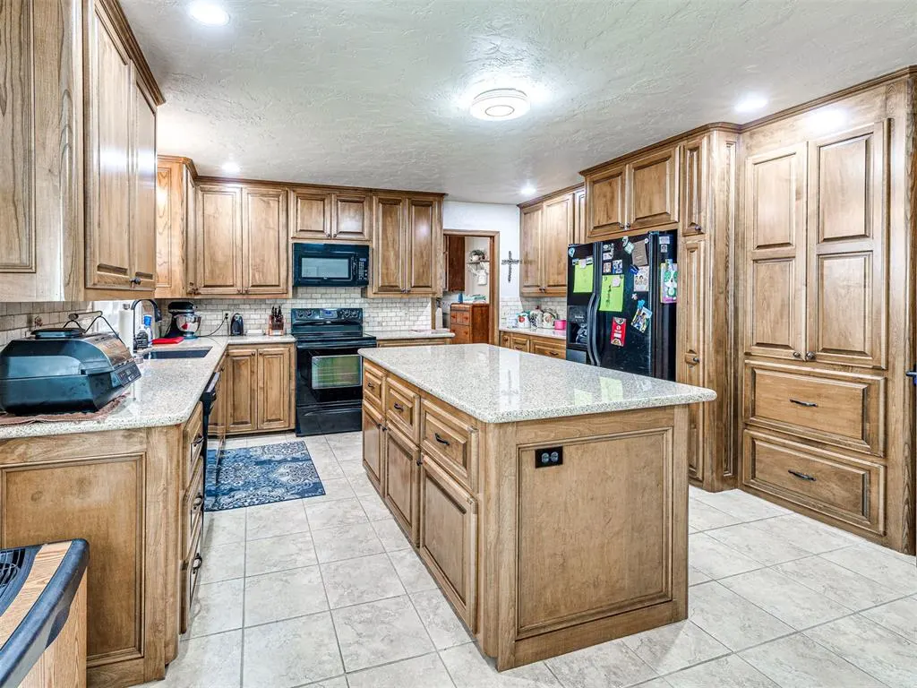 Photo 18 — 10001 Thompson Avenue, Yukon, OK 73099
