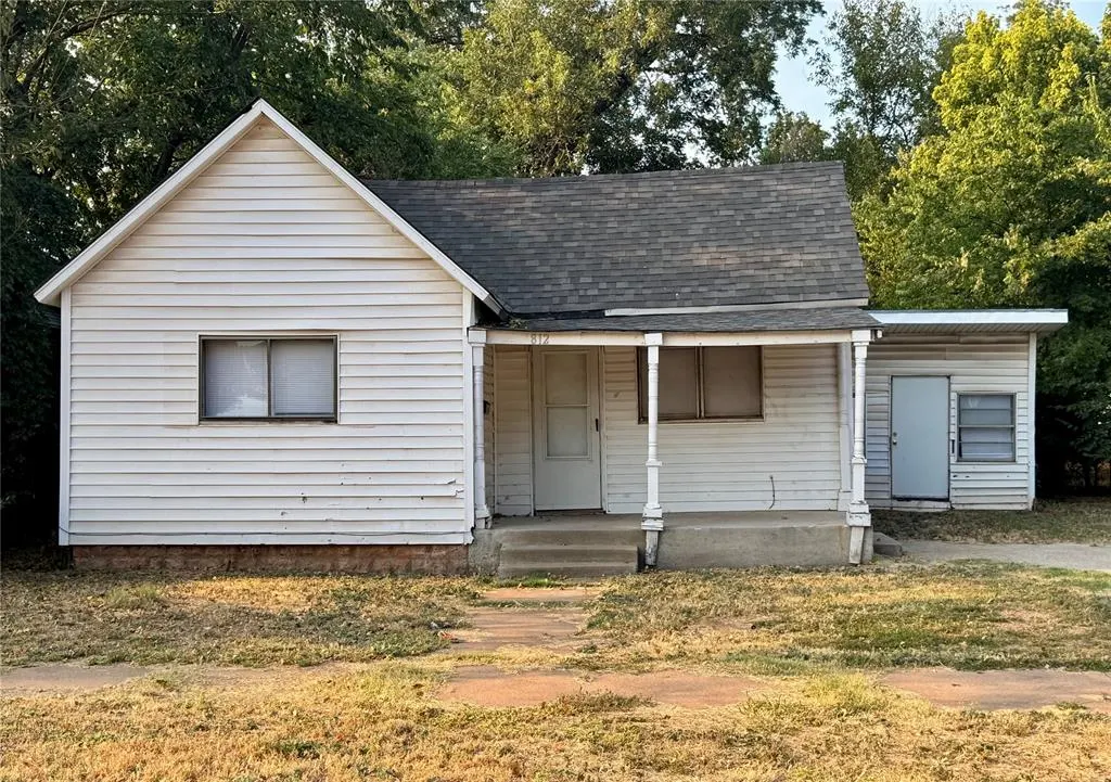 Front exterior — 812 W Colorado Avenue, Chickasha, OK 73018