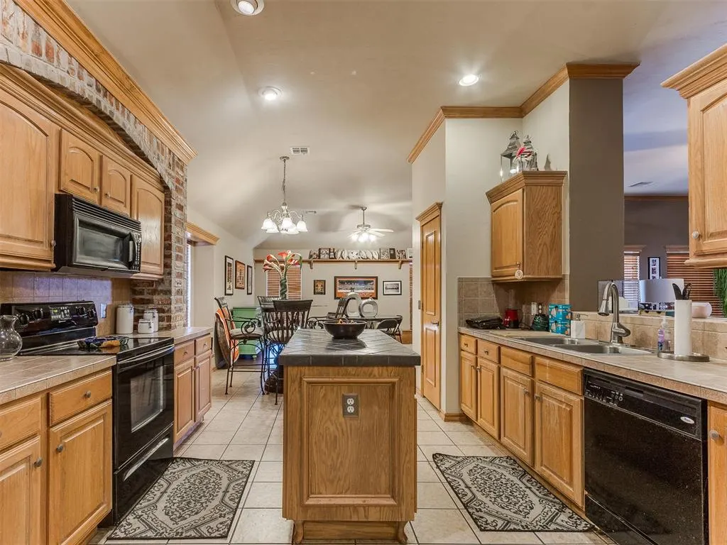 Photo 6 — 16704 Valderama Way, Edmond, OK 73012
