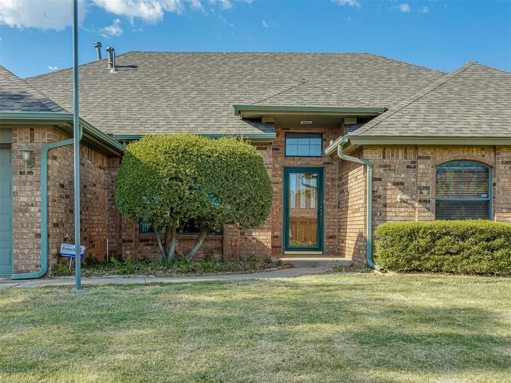 Photo 2 — 141 E Olympic Drive, Yukon, OK 73099