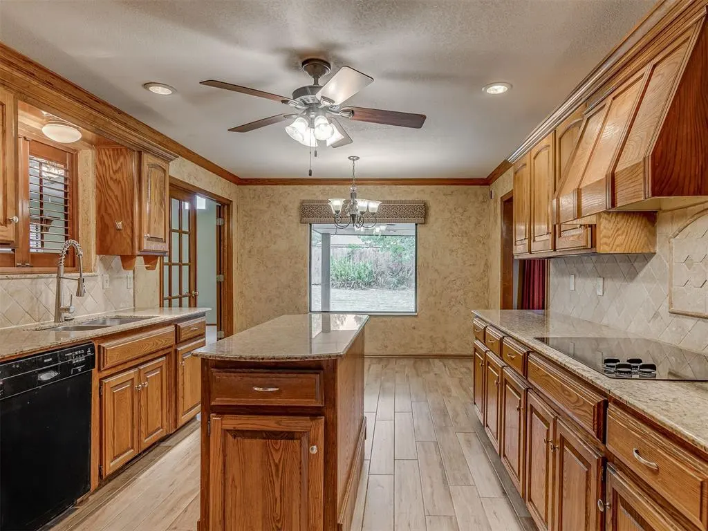 Photo 13 — 141 E Olympic Drive, Yukon, OK 73099