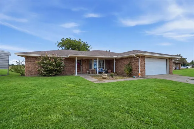 Photo 5 — 117 W 12th Street, Snyder, OK 73566