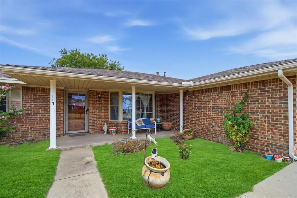 Photo 6 — 117 W 12th Street, Snyder, OK 73566