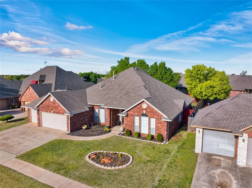 Photo 2 — 17105 Gladstone Lane, Edmond, OK 73012