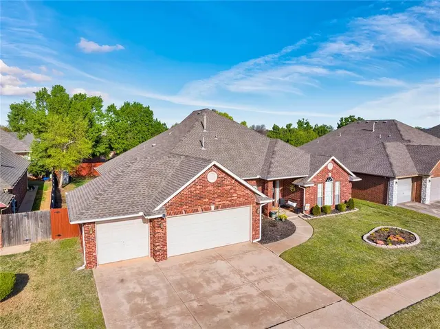 Photo 3 — 17105 Gladstone Lane, Edmond, OK 73012