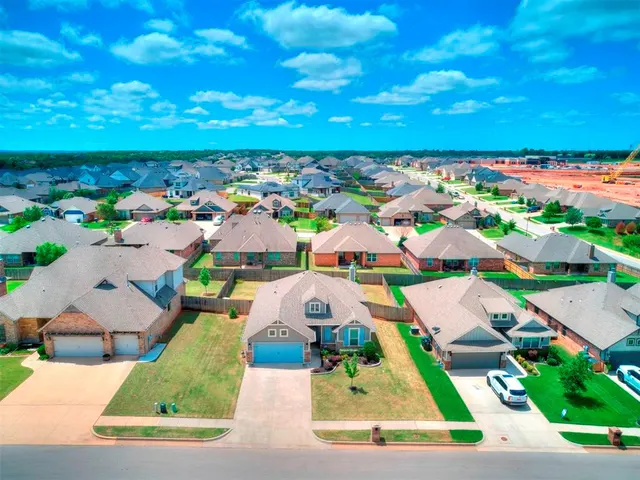 Photo 4 — 6132 Oxnard, Edmond, OK 73034