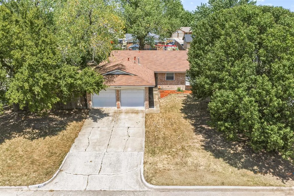 Photo 3 — 1061 W Main Street, Moore, OK 73160