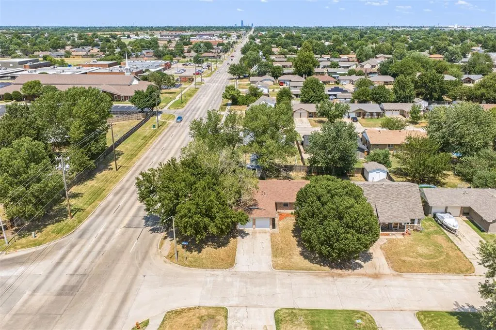 Photo 5 — 1061 W Main Street, Moore, OK 73160