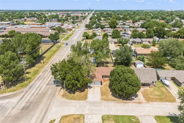 Photo 5 — 1061 W Main Street, Moore, OK 73160