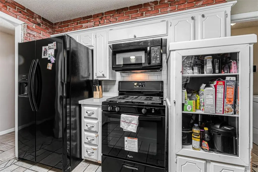 Photo 11 — 1061 W Main Street, Moore, OK 73160