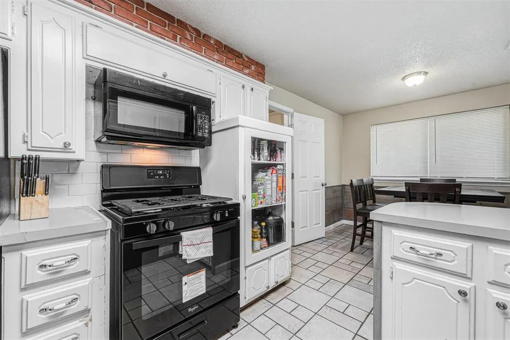 Photo 12 — 1061 W Main Street, Moore, OK 73160