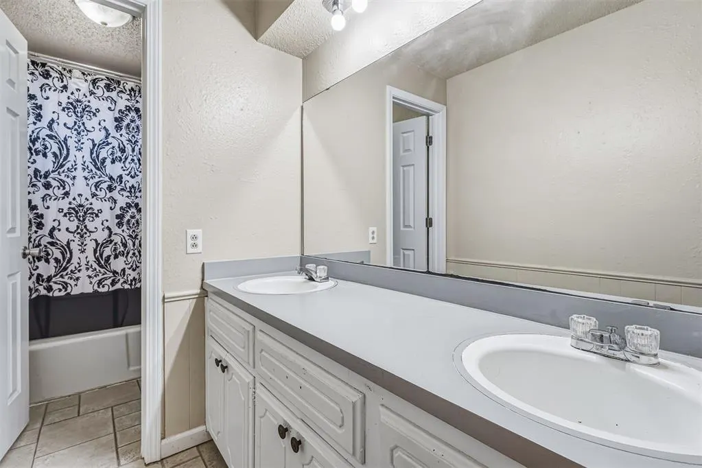 Photo 22 — 1061 W Main Street, Moore, OK 73160