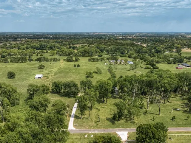 Photo 2 — 410 Quail Hollow Drive, Blanchard, OK 73010
