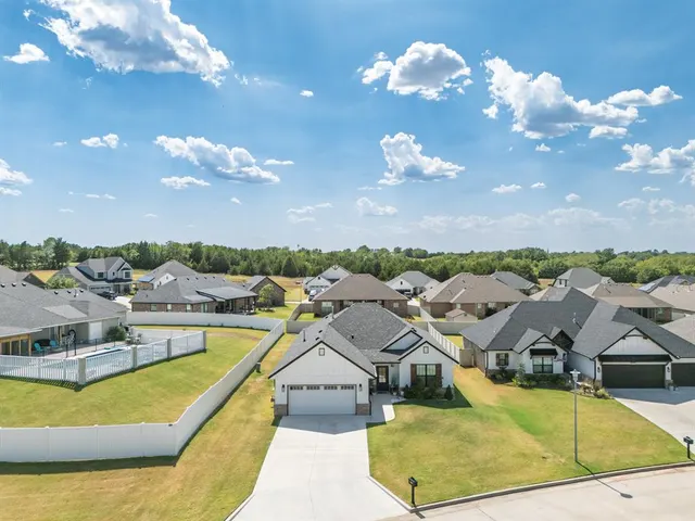 Photo 3 — 2688 Somerset Drive, Shawnee, OK 74804