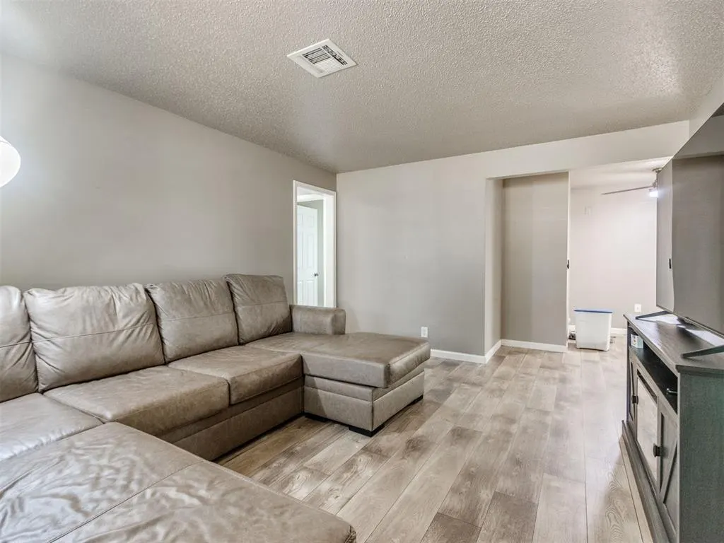 Photo 4 — 3916 Dentwood Terrace, Oklahoma City, OK 73115
