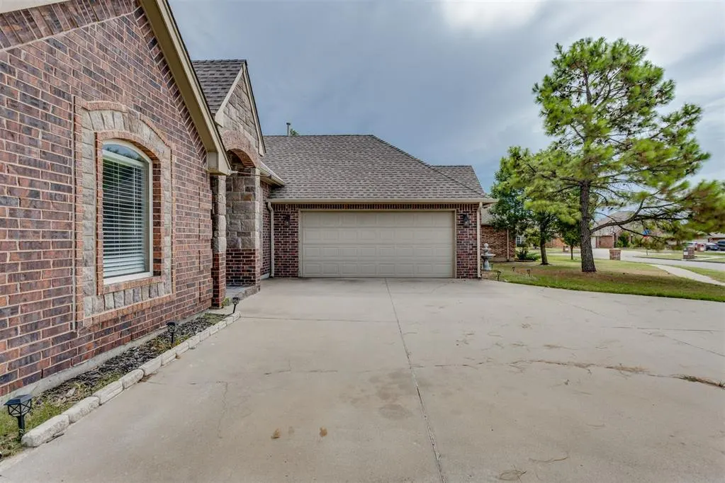 Photo 8 — 819 Rickwood Circle, Oklahoma City, OK 73160